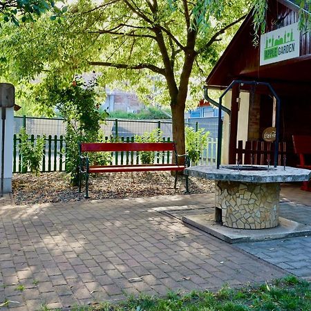 Applegarden Debrecen Exterior foto