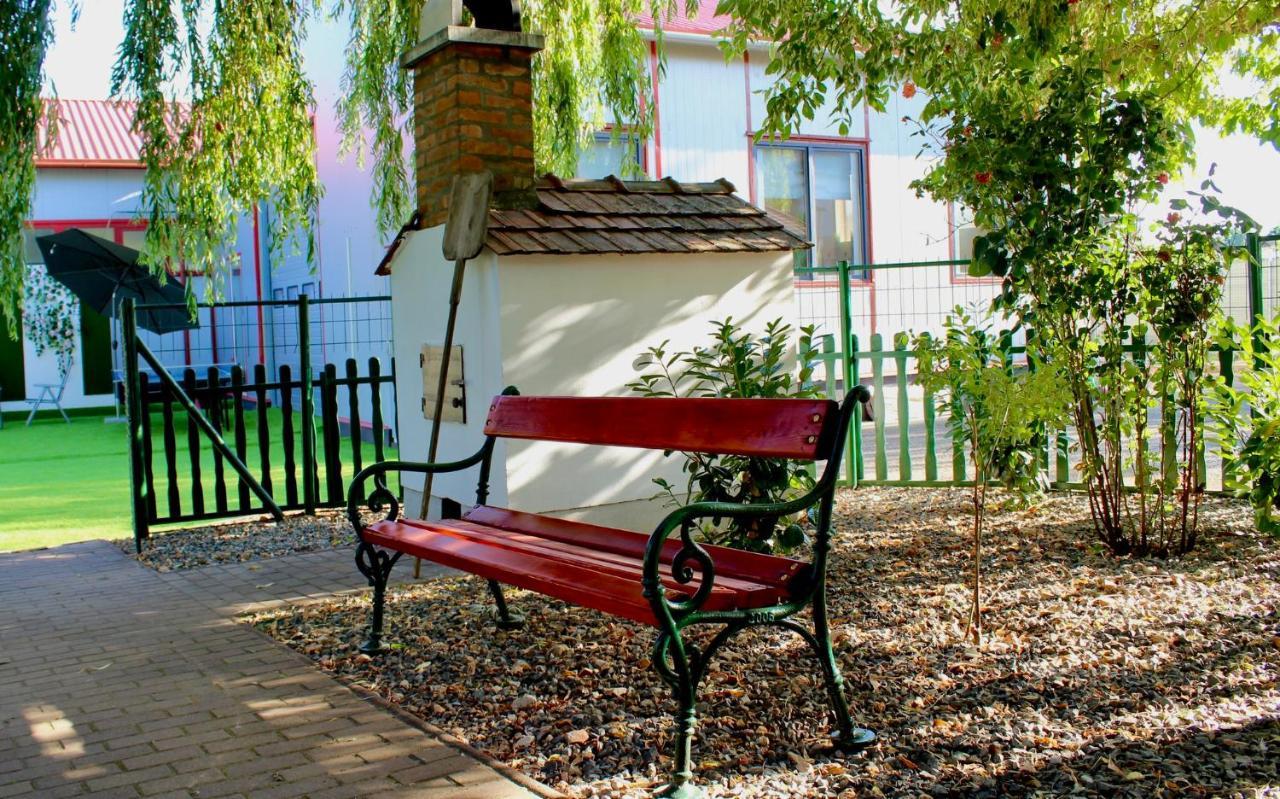 Applegarden Debrecen Exterior foto